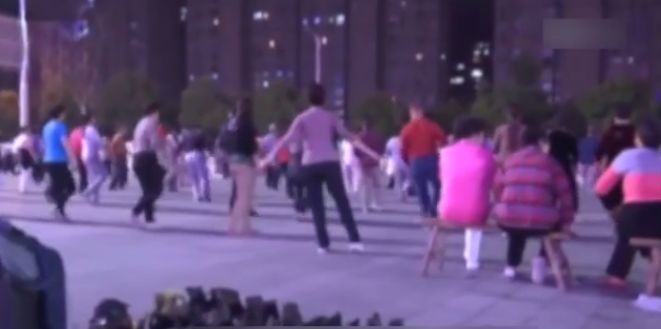 60岁大妈正跳广场舞，跳着跳着子宫掉了！人都吓昏了…