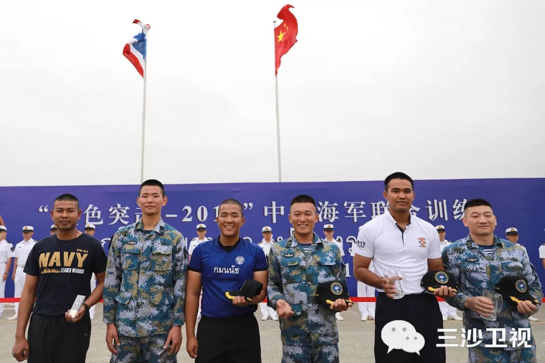 多图|“一二、一二……”拔河、举炮弹“蓝色突击-2019”中泰海军开展多样交流活动