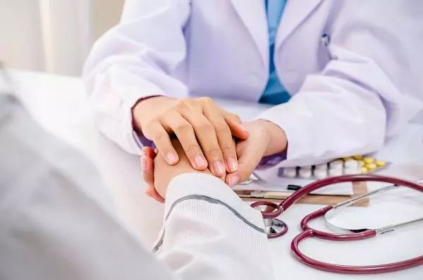 吓哭！她正跳着广场舞，肚子里竟然掉出了一样“东西”~~~