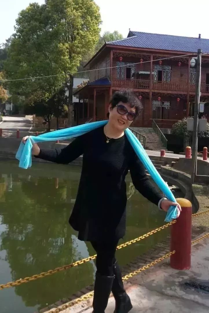 中国大妈旅游拍照标准动作视频,中国大妈拍照十大姿势