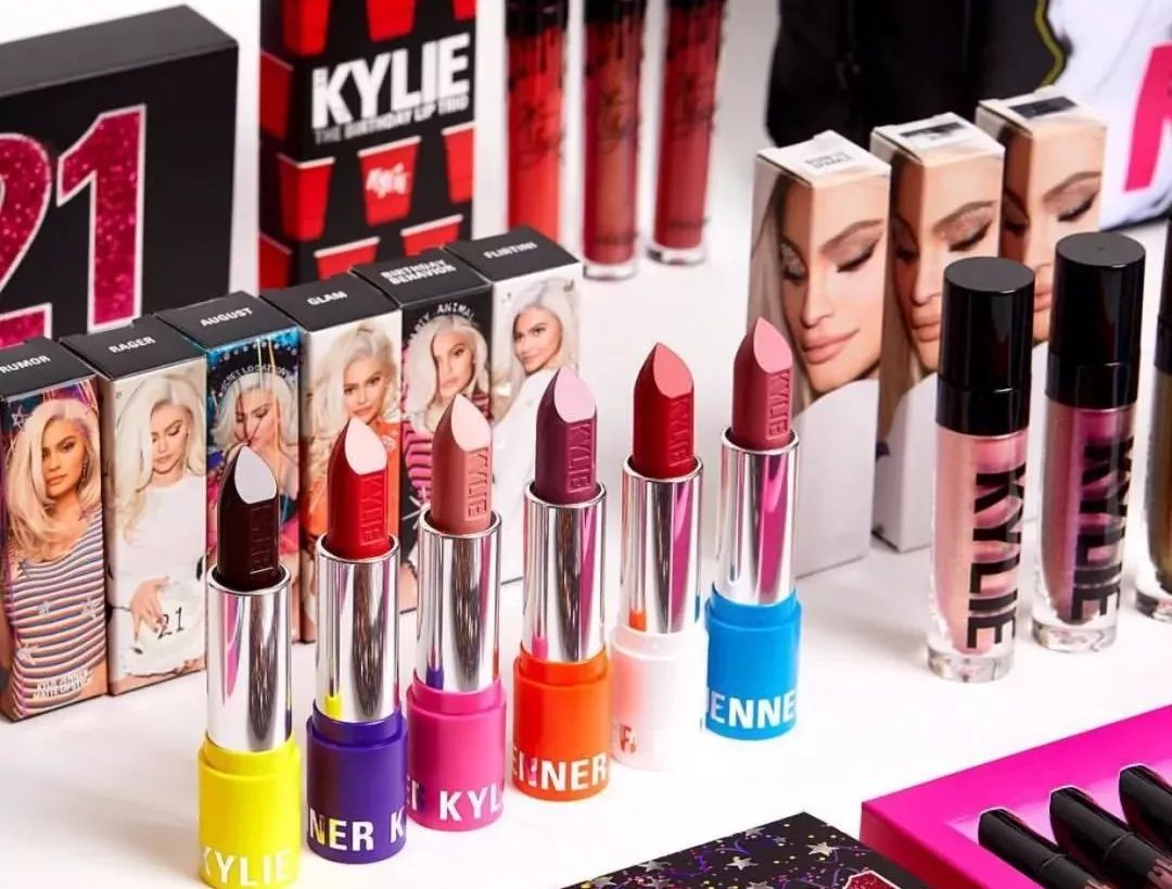 深圳影儿集团起诉吕燕及其个人品牌并索赔1000万元；潘多拉珠宝将裁员1200名；美国两大轻奢巨头竞购新品牌