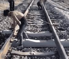 这19张照片暴露了父母的真面目,偷偷拍下的30张照片人性暴露无遗