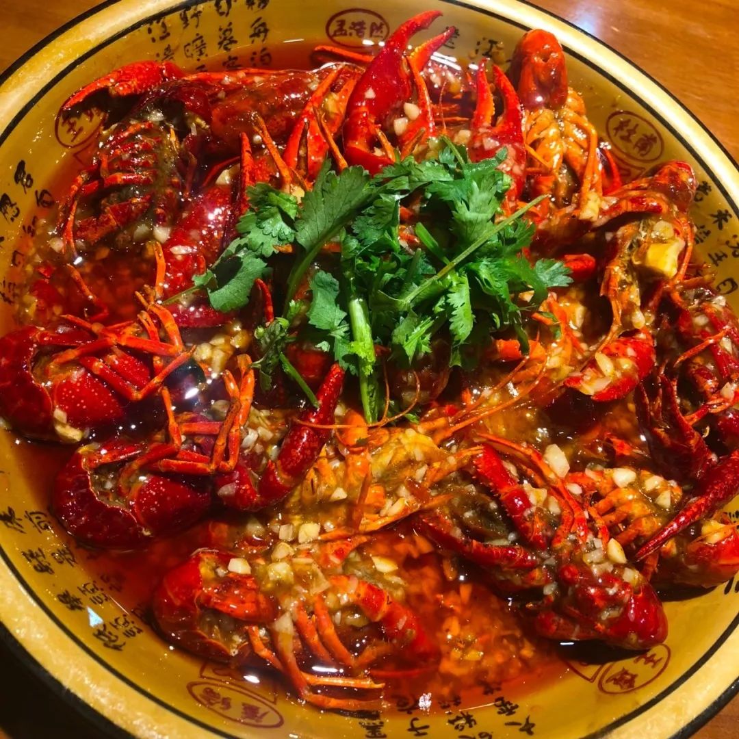 狂舔手指不能停！簋街仔仔小龙虾超值抢购来啦！仅66元抢原价150元给力虾双人套餐！满分的味道，极致的享受！快来pick一下！