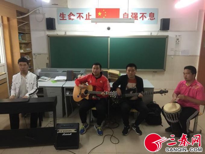 黑暗世界弹出音乐之光西安4个失明男孩组建盲人乐队