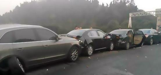 汽车刹车要不要踩离合器,老司机如何通过踩刹车提醒后车