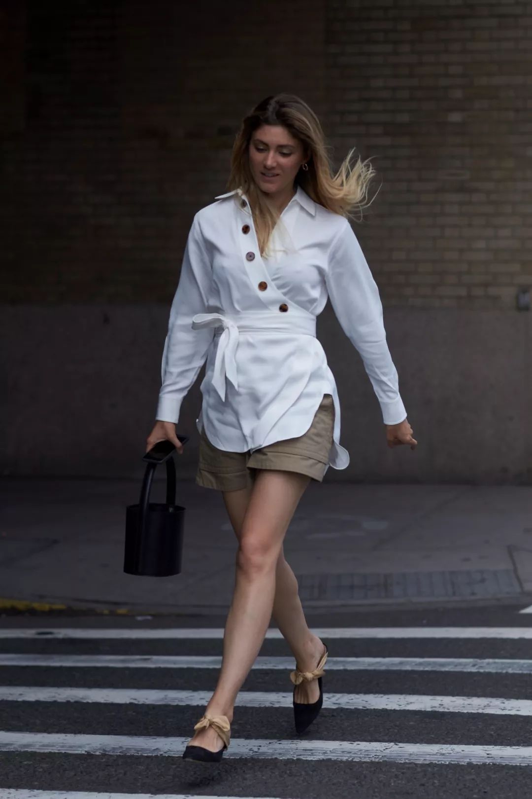 衬衫显瘦系法,衬衫最上面扣子太紧怎么办