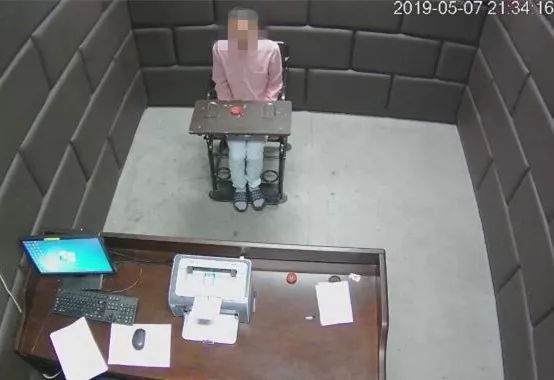 浙江温州醉酒男子当街拉扯女孩,浙江一男子拿刀挟持女子