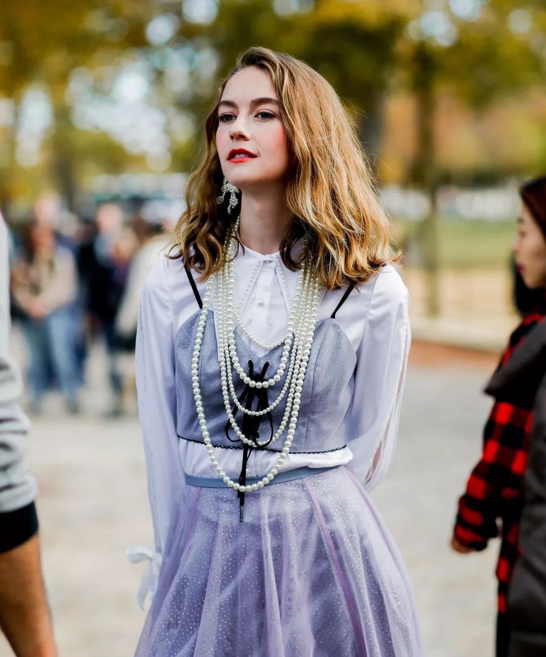 都在看MetGala的群魔乱舞，我却被哈卷的珍珠耳环给吸走！