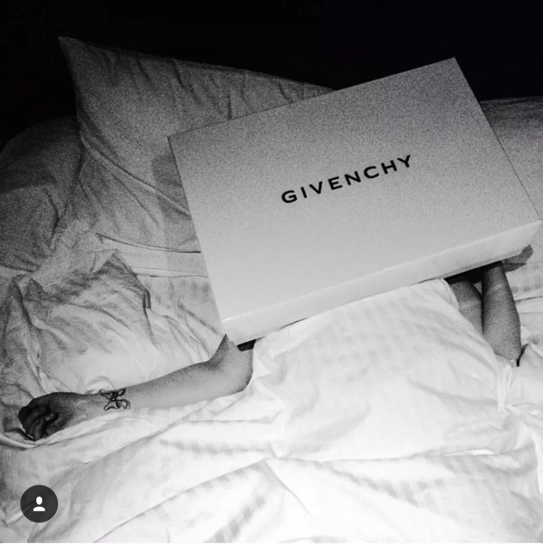 骗哭纽约上流圈,上被告席穿得像走秀,这位要被拍成美剧的假名媛终于被判刑了