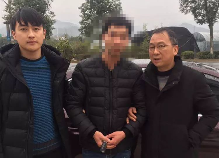 拉个群打打牌，每月收入上万，“天台玩霸”藏着啥名堂？