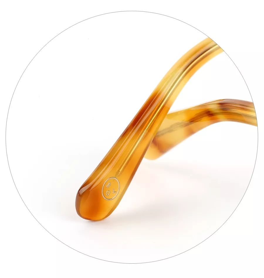 “诶？我的眼镜儿呢？”