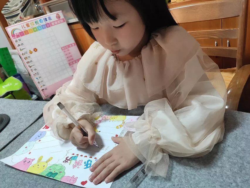 品味翰墨文香，记录阅读时光——丁荷111班阅读小报