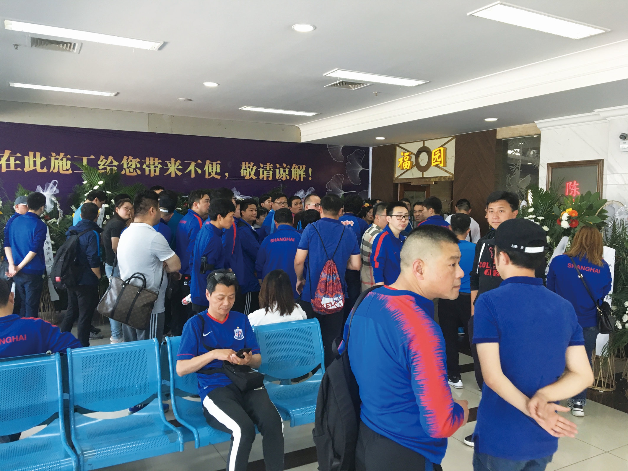 最美的花化成夜空最亮的星,王大雷送花篮哀悼张阿姨引球迷点赞