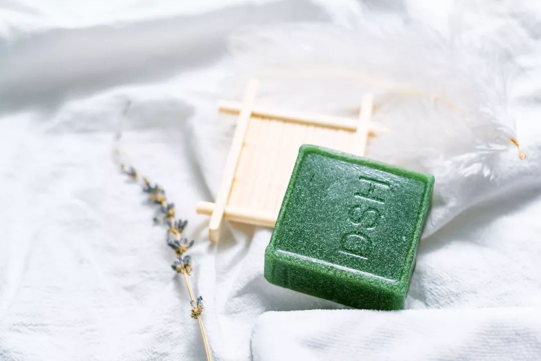 皮肤清洁出黑色的东西,皮肤挤出白色膏状很臭怎么办