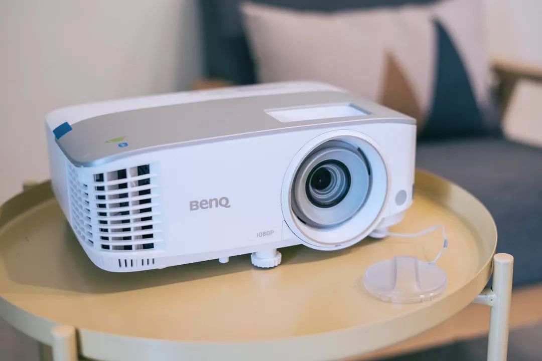 预告：明基新款智能家用色准投影仪，AI智能语音加持，在家打造专业影院在线学习娱乐中心