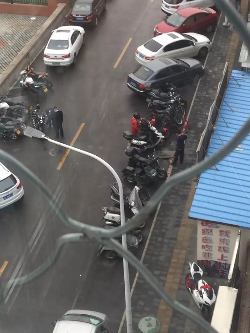 随意停放僵尸车找什么部门处理,僵尸车占道给市民带来不便