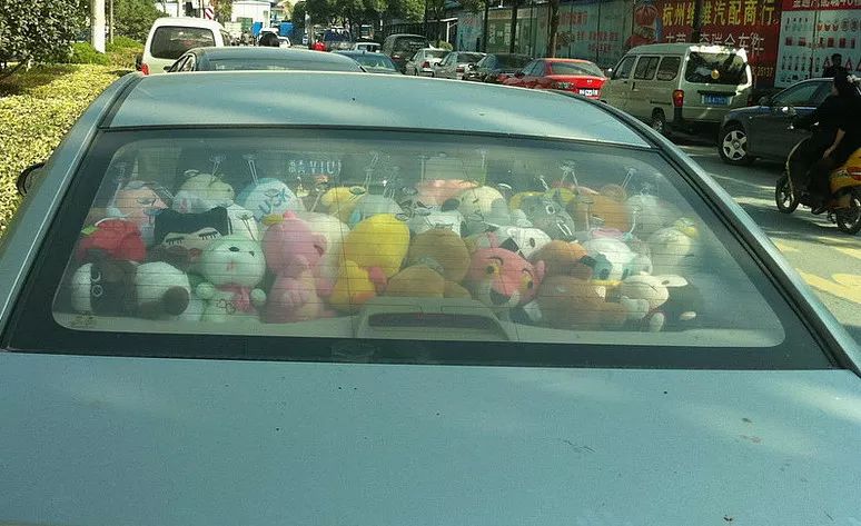 轿车失控撞飞多人,可怕小轿车突然失控撞飞路边行人