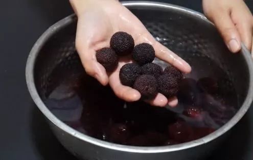 洗杨梅怎么洗虫子会跑出来,洗杨梅怎么有一层油