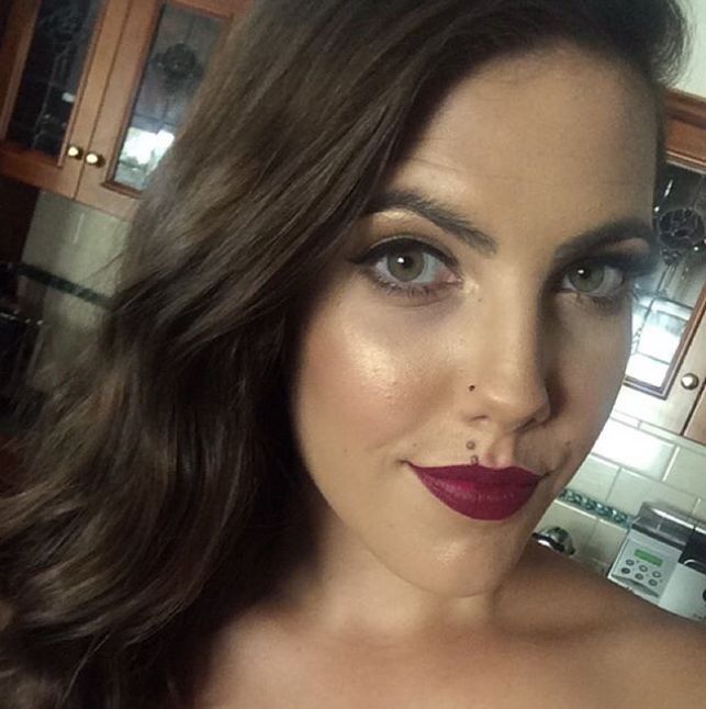 涂口红的女人是不是靠不住,涂口红女生太妖艳了