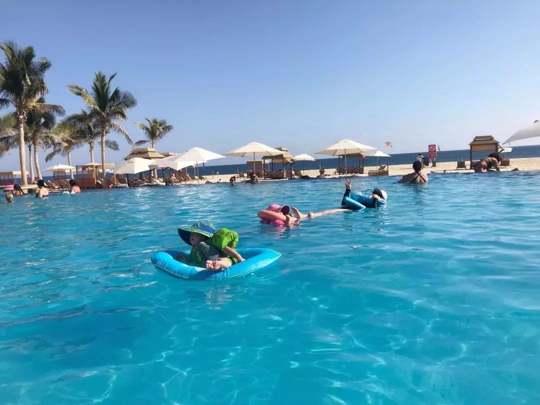 宝宝海边玩沙玩水,带娃最轻松方式莫过于挖沙