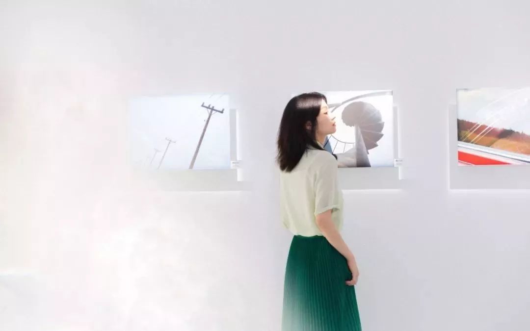 听说|中国化妆品消费者开始偏好小众产品、柔性屏手袋亮相美国纽约LV时装秀......