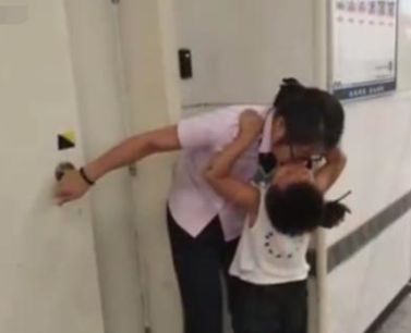 这19张照片暴露了父母的真面目,偷偷拍下的30张照片人性暴露无遗