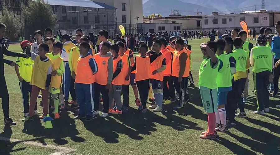 *藏西**自治区教育厅校园足球办领导莅临我市校园足球”满天星”训练营检查指导工作