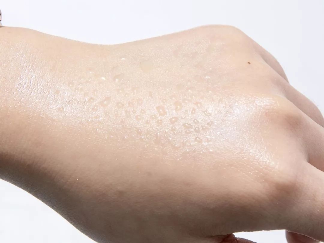 麻范儿好物|日本防晒界“断货王”，喷它暴晒不黑，皮肤还能又白又嫩