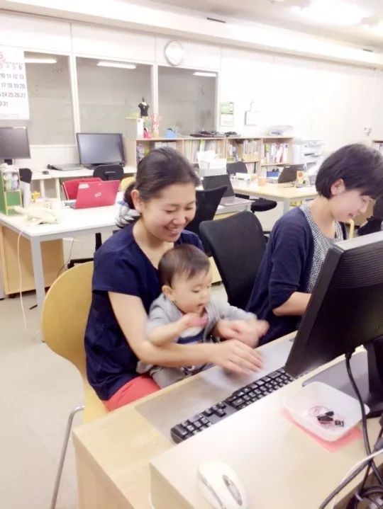 女子上班时腹痛竟是怀孕足月,女子上班时肚子疼上厕所