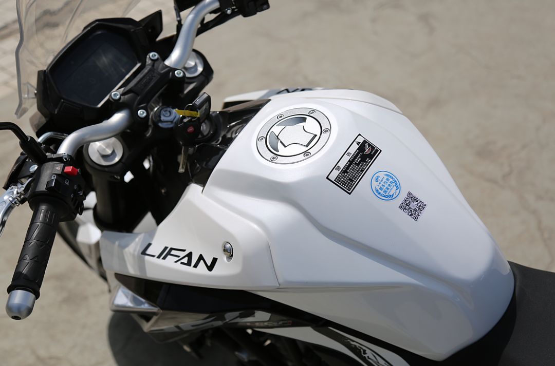 车评：24780元起，表现均衡易上手的双缸街车——KP350