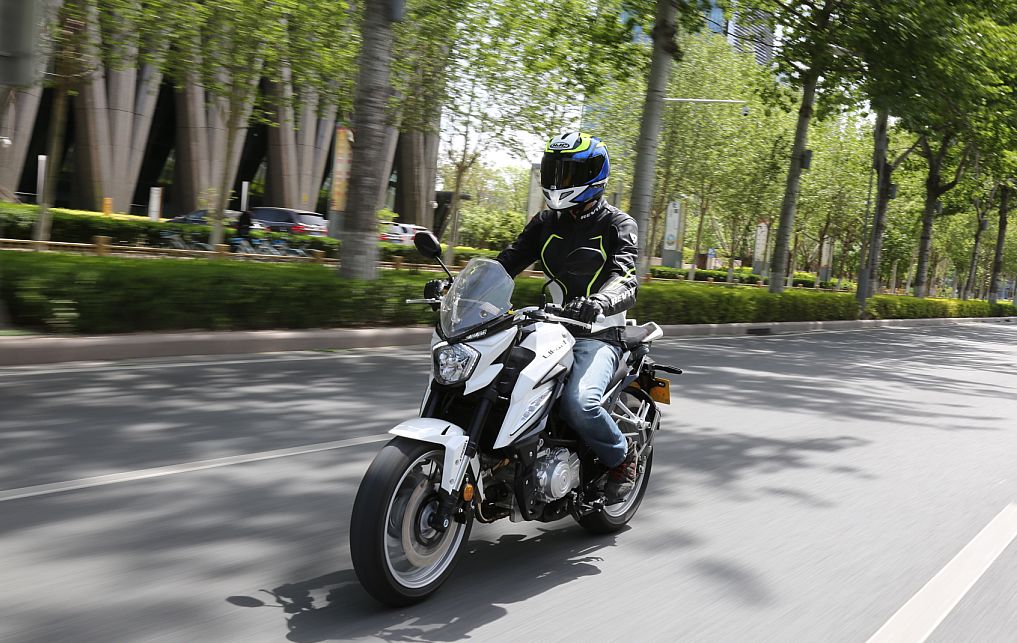 车评：24780元起，表现均衡易上手的双缸街车——KP350