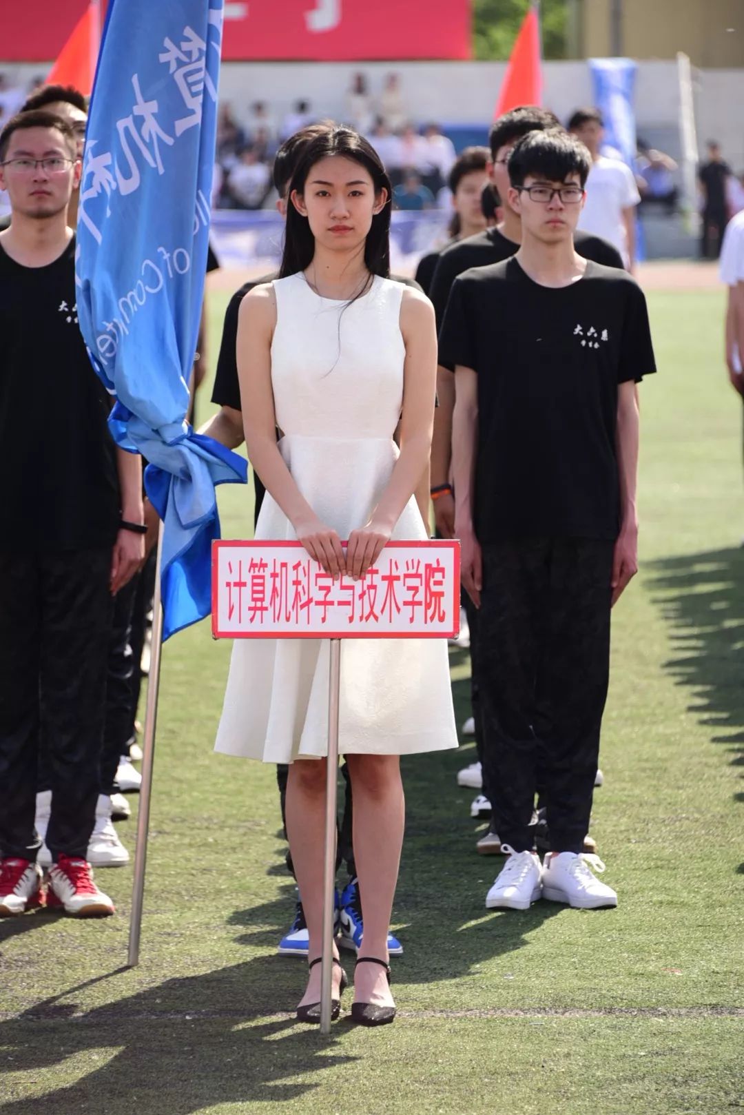 鍝堝皵婊ㄥ笀鑼冨ぇ瀛﹁繍鍔ㄤ細鍏堝濂崇,鍏堝濂崇