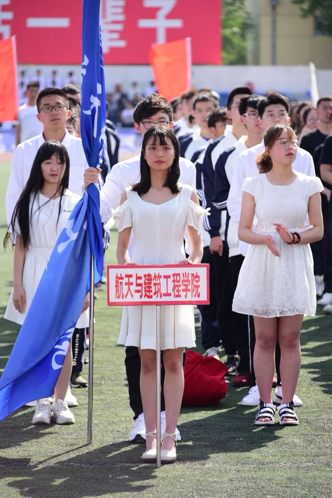 鍝堝皵婊ㄥ笀鑼冨ぇ瀛﹁繍鍔ㄤ細鍏堝濂崇,鍏堝濂崇
