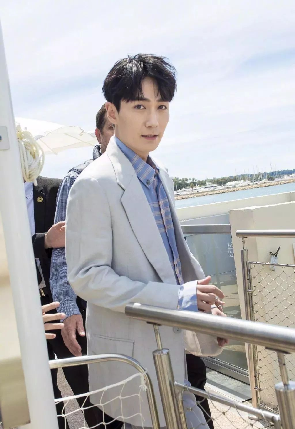 戛纳朱一龙入选作品,戛纳朱一龙白西装