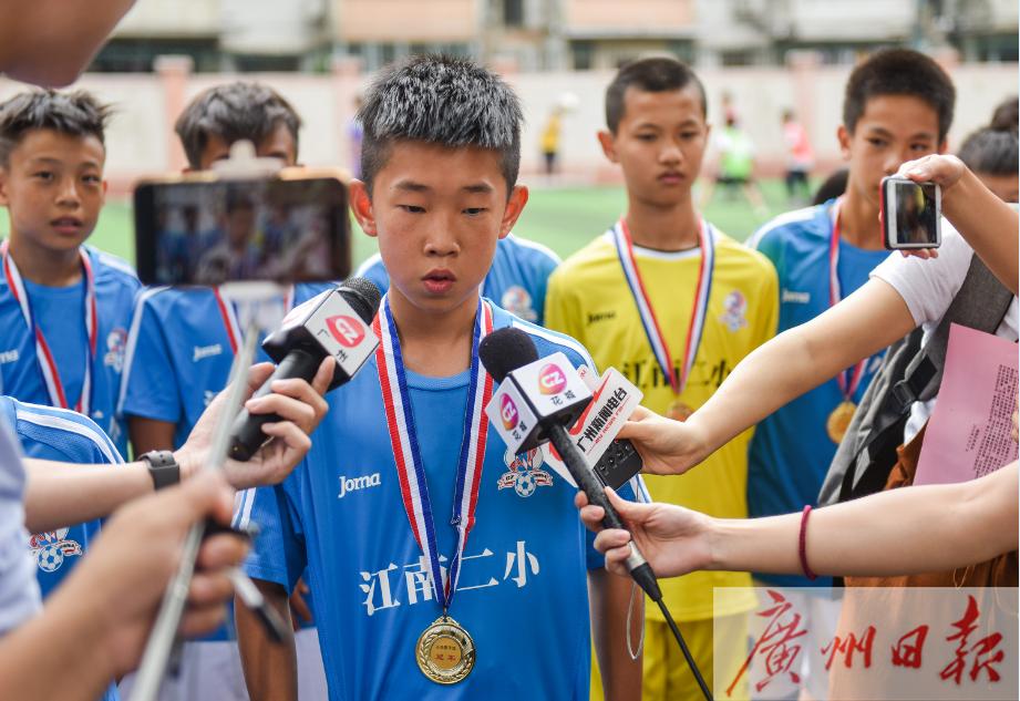 踢出“世界波”红遍全国的小学生是他！经常对着真人墙练任意球