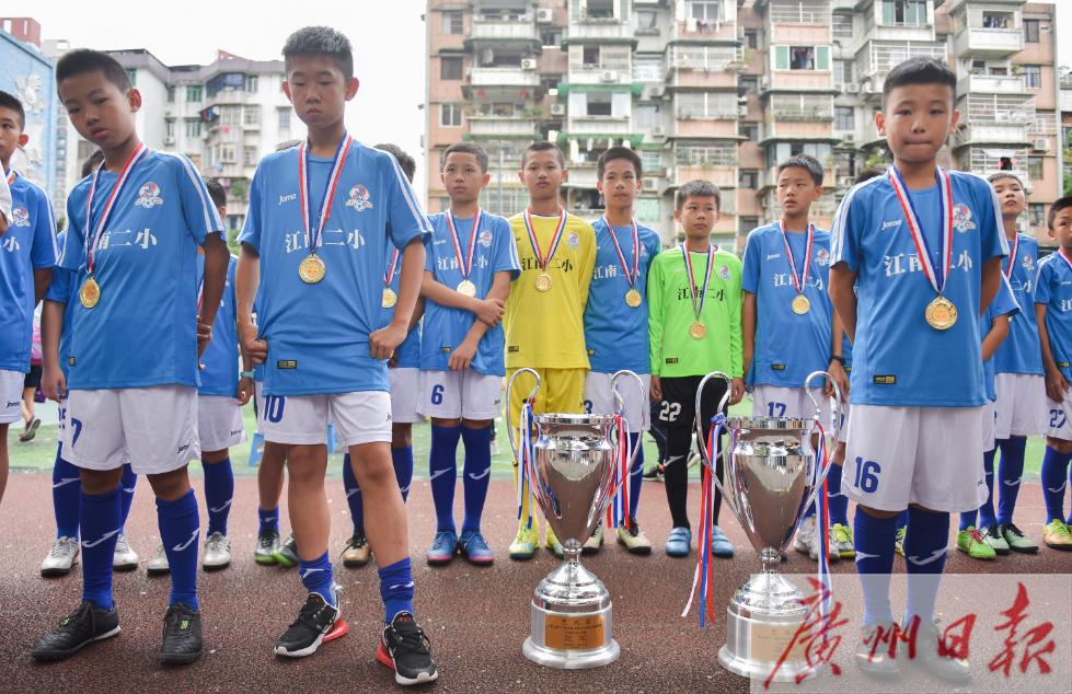 踢出“世界波”红遍全国的小学生是他！经常对着真人墙练任意球