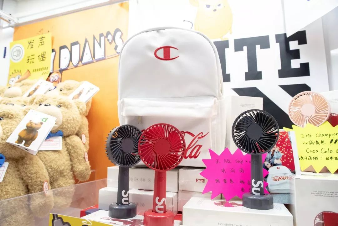 0.01元限量秒杀80枚娃娃机游戏币，AJ、Champion...带你探秘这家满是潮牌的娃娃机店！