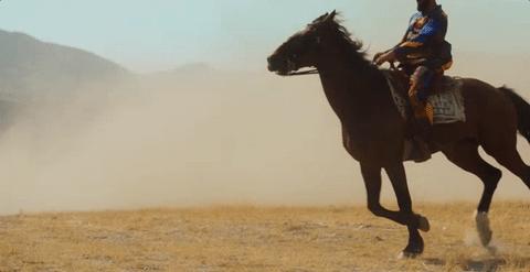 太荒诞了!这些时尚界的广告玩很大!