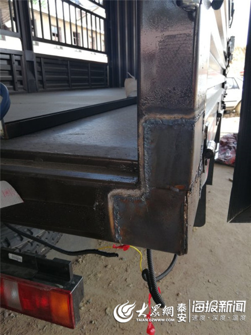 交警查获非法改装窝点,一非法改装窝点被查处