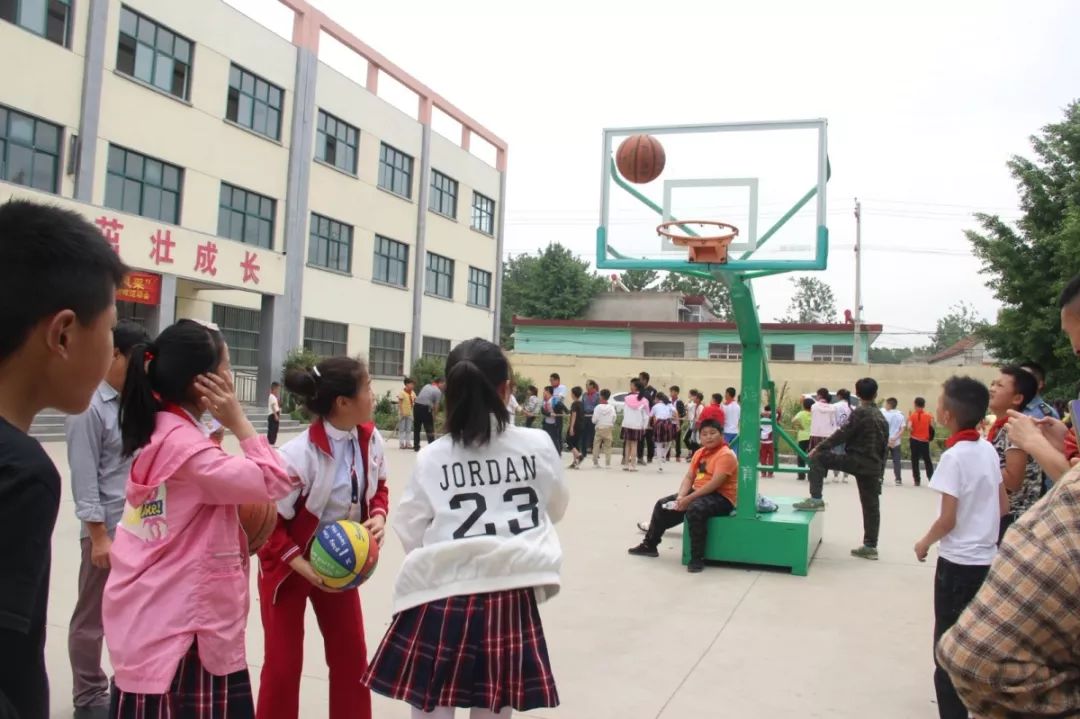 学校传承雷锋精神主题活动简报,弘扬雷锋精神汇演