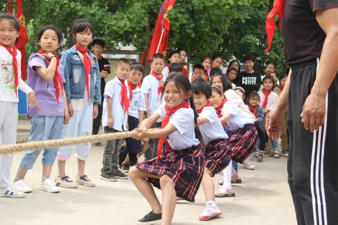 学校传承雷锋精神主题活动简报,弘扬雷锋精神汇演