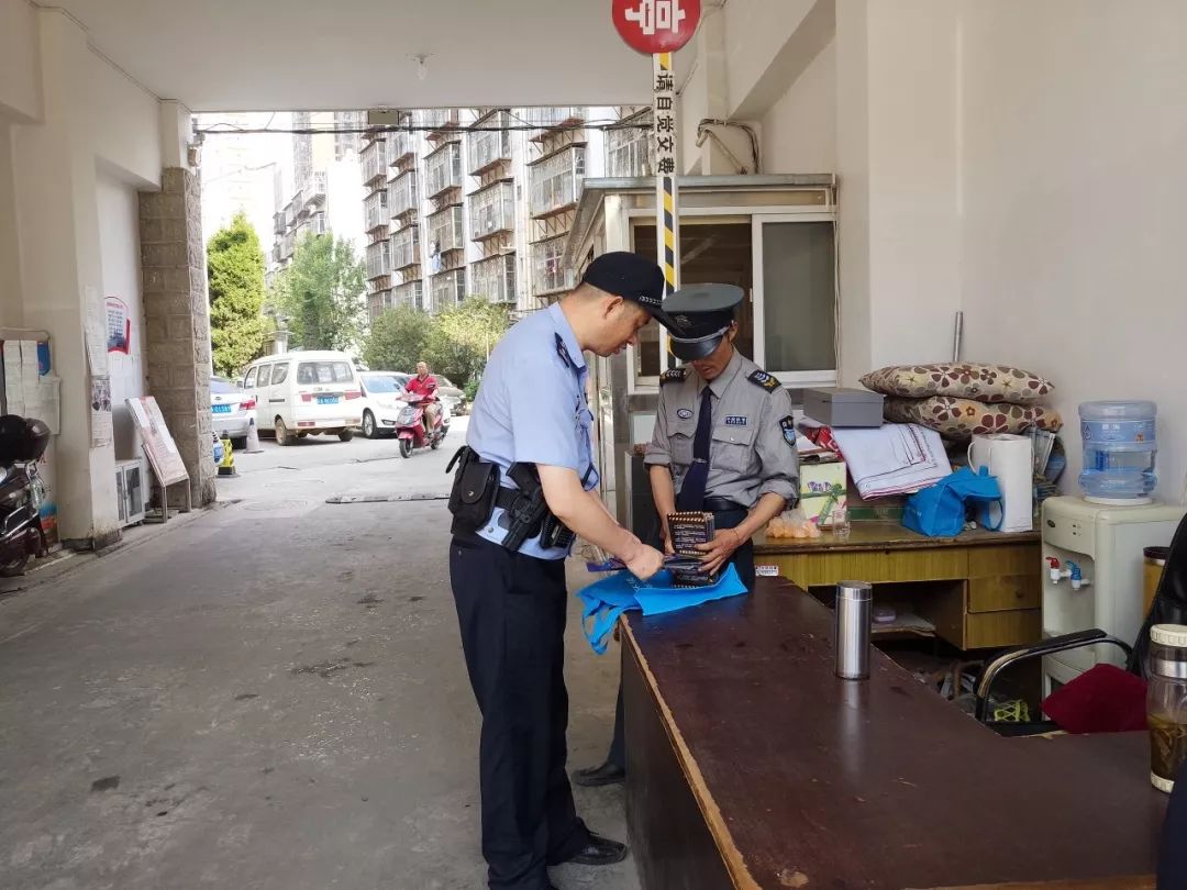 派出所民警进社区开展反电诈宣传,社区民警积极开展反电诈宣传活动