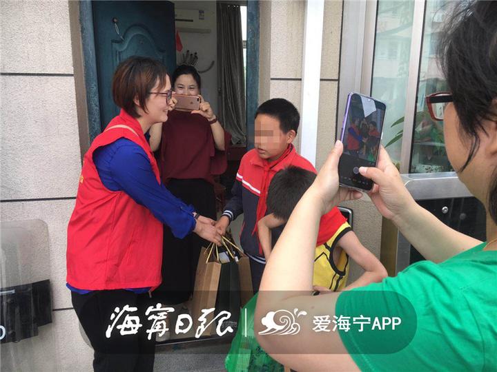 意外收到小朋友的礼物,小朋友收到神秘礼物