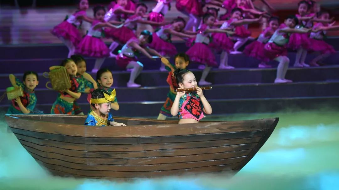 高清大图：“蓝天娃”精彩演绎《同在蓝天下》，向全国小朋友献礼