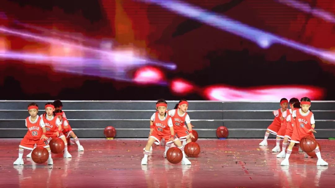 高清大图:“蓝天娃”精彩演绎《同在蓝天下》,向全国小朋友献礼