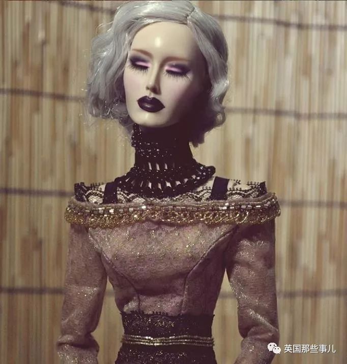 用布料给洋娃娃做衣服,手工高定时装