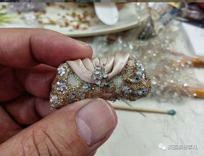 用布料给洋娃娃做衣服,手工高定时装