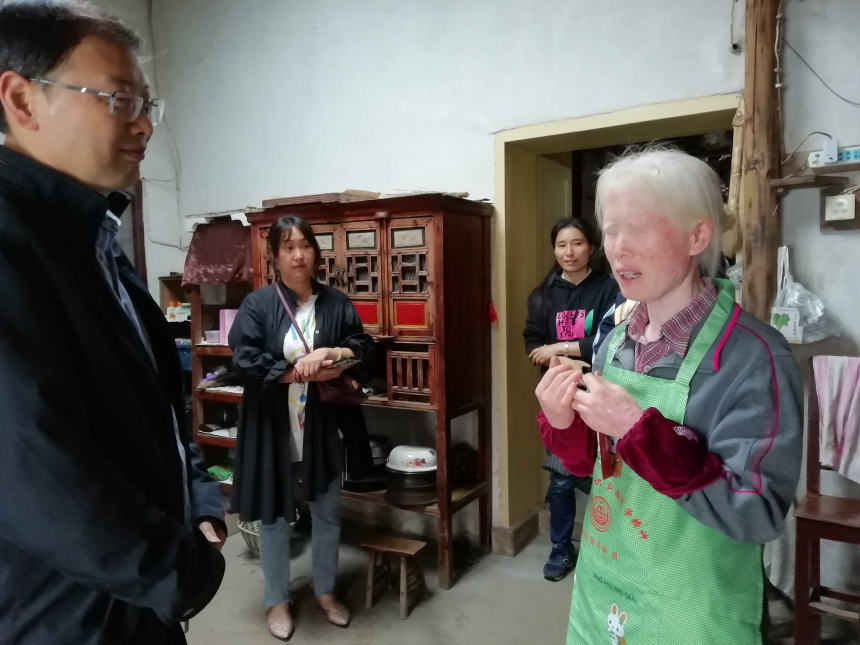 残联春节慰问特困残疾人,残联慰问社区困难残疾人