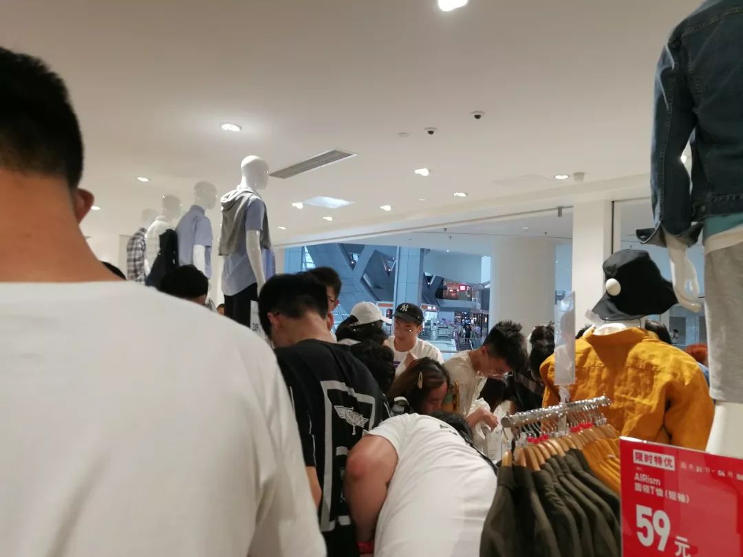 尺码都不看就疯抢,模特身上的扒走!今天一早,济南商场上演“疯抢大片”