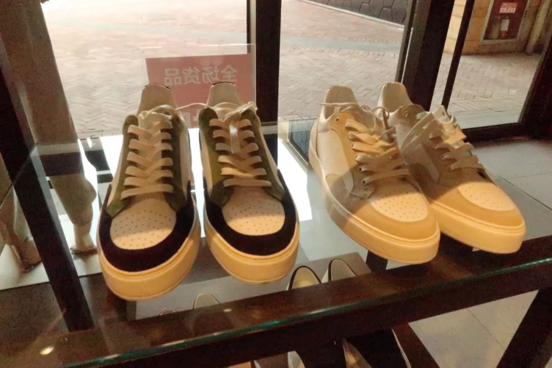 年轻姑娘霸占试衣间2小时，却只挑店里最丑的衣服试穿，还发朋友圈......